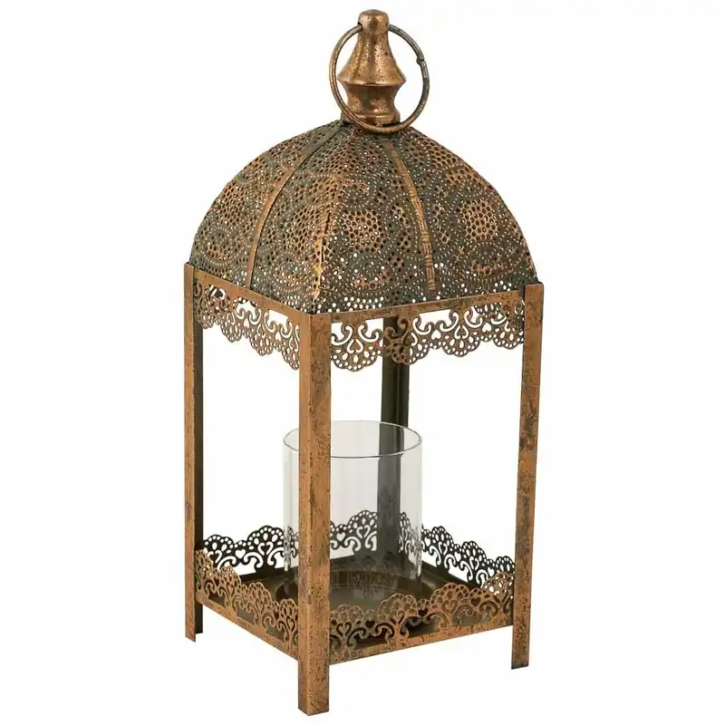Portavelas de metal en tono dorado, con dimensiones de 14x14x36h cm - Decoración