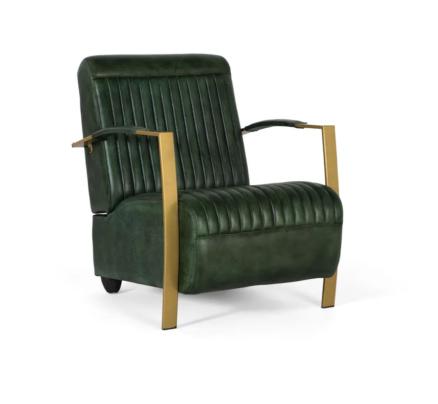 El sillón tiene una estructura metálica de tubo cuadrado de color dorado, que le da un toque moderno y elegante. El respaldo y el asiento están tapizados con piel bovina de un color verde profundo, ofreciendo una sensación de lujo y suavidad. - Sofás sillones puffs