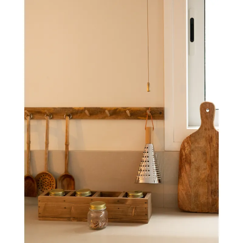 Organizador con cuatro departamentos de madera maciza tono roble oscuro de 10x40cm - Accesorios
