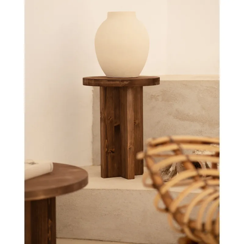 Taburete de madera maciza en tono nogal de 45x35cm - Bancos y taburetes