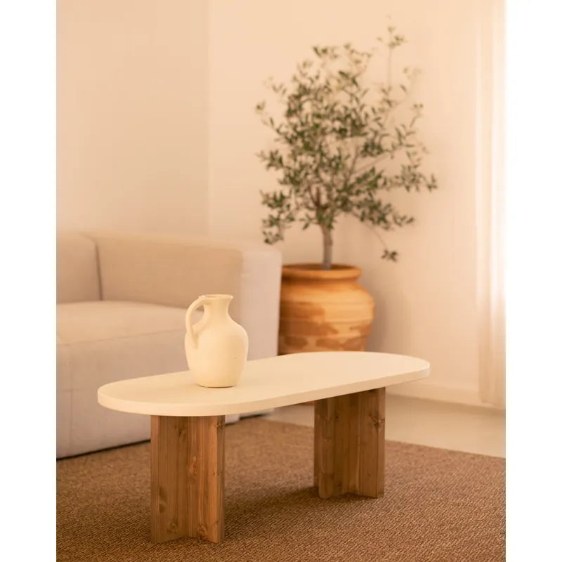 Mesa de centro de microcemento en tono blanco roto con patas de madera tono roble oscuro de 120x50cm - Mesas de centro