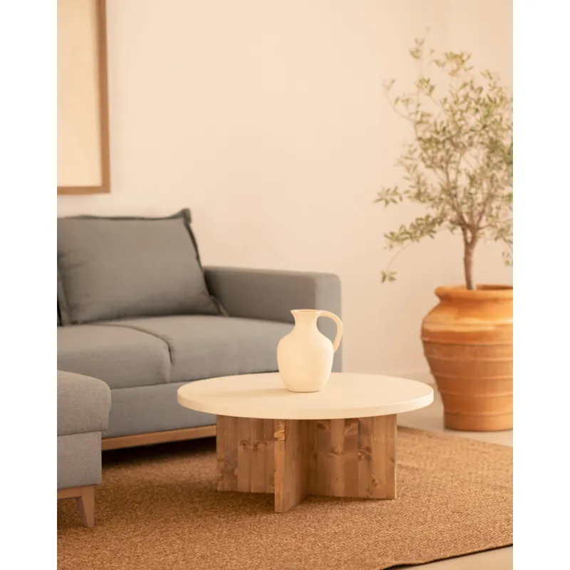 Mesa de centro redonda de microcemento en tono blanco roto con patas de madera tono roble oscuro de Ø60 - Mesas de centro