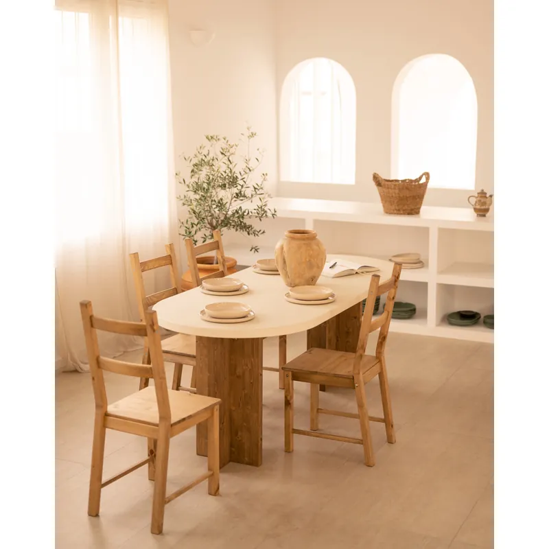 Mesa de comedor ovalada de microcemento en tono blanco roto con patas de madera tono roble oscuro de 160cm - Mesas de comedor