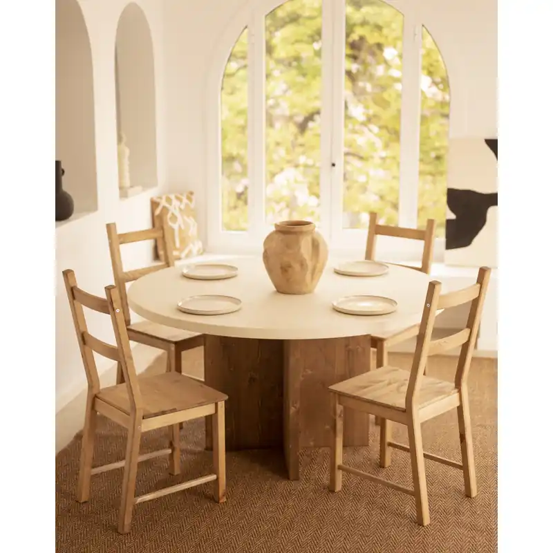 Mesa de comedor redonda de microcemento en tono blanco roto con patas de madera tono roble oscuro de Ø110 - Mesas de comedor