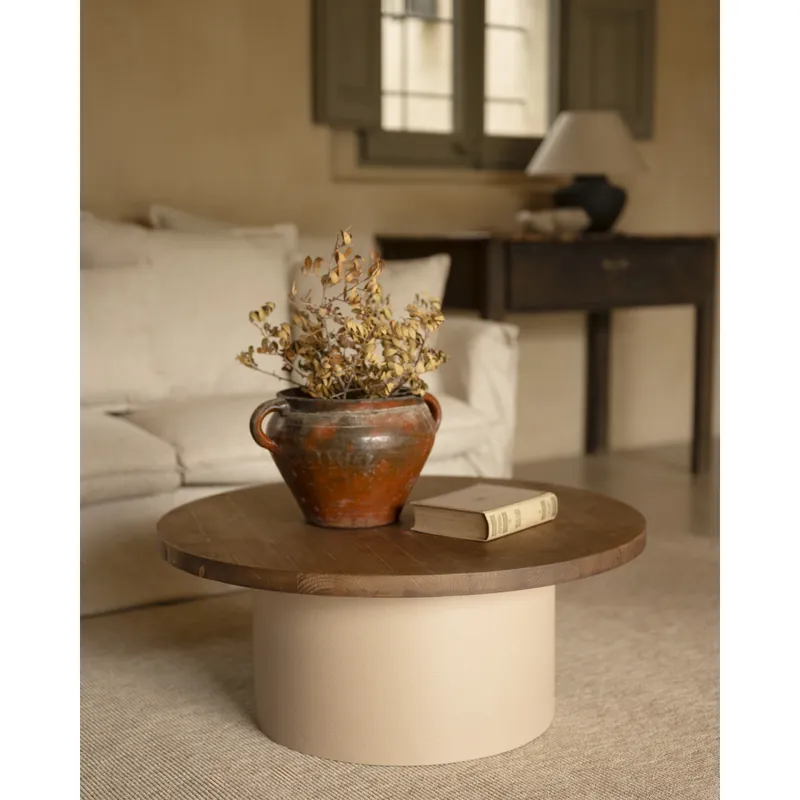 Mesa de centro redonda de madera maciza tono roble oscuro y pata de microcemento tono tierra de 80x33cm - Mesas de centro