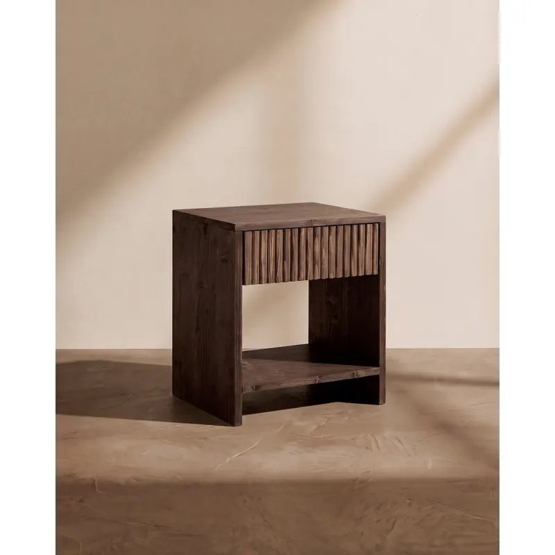 Mesita de noche de madera maciza con un cajón en tono nogal de 40x40cm - Mesitas de noche