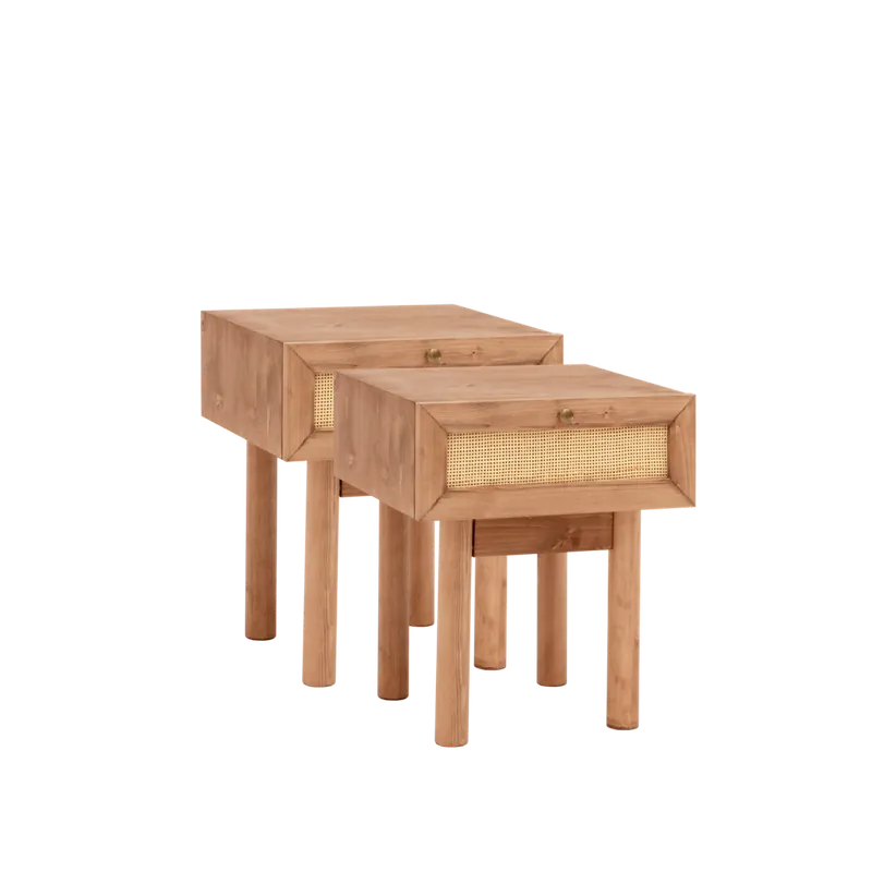 Pack de 2 mesitas de noche de madera maciza y rafia con un cajón en tono roble oscuro de 40x45cm