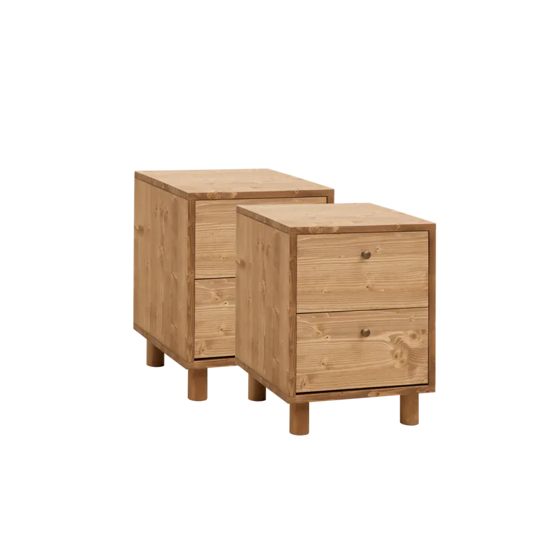 Pack de 2 mesitas de noche de madera maciza con dos cajónes en tono roble medio de 51x38cm