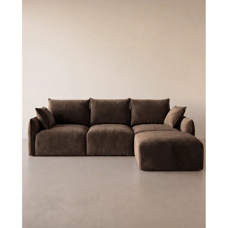 Sofá de 4/5 plazas con chaise longue derecho de terciopelo en tono marrón chocolate de 307x185cm - Inicio