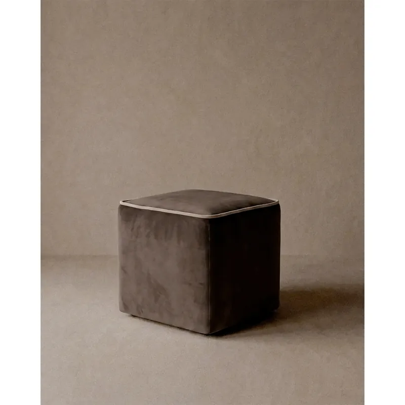 Puff cuadrado de terciopelo en tono marrón de 45x45cm - Inicio