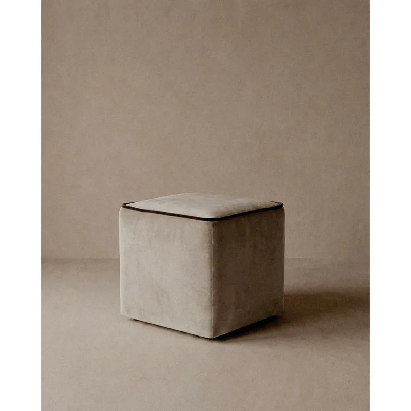 Puff cuadrado de terciopelo en tono beige de 45x45cm - Inicio