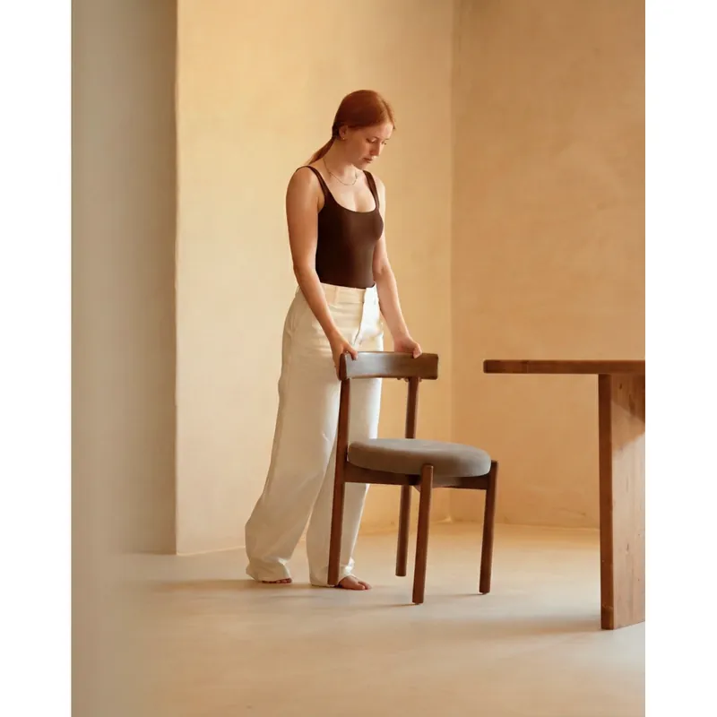 Silla de madera de haya con asiento tapizado color marrón claro de 75x38cm - Inicio