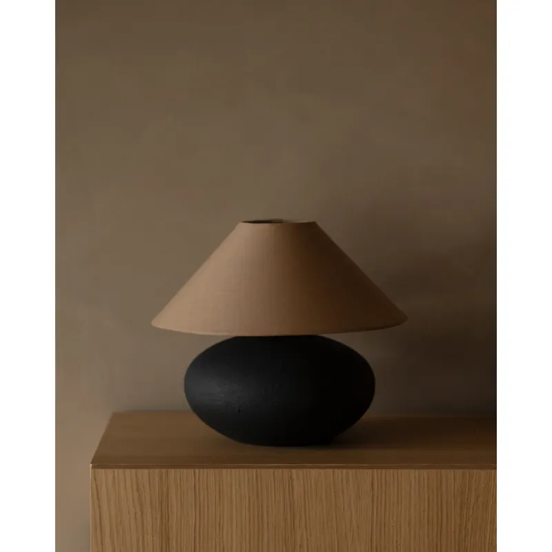 Lámpara de mesa de cerámica en color negro de 29cm - Inicio