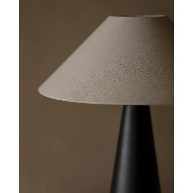 Lámpara de mesa de madera en color negro y natural en de 41cm - Inicio