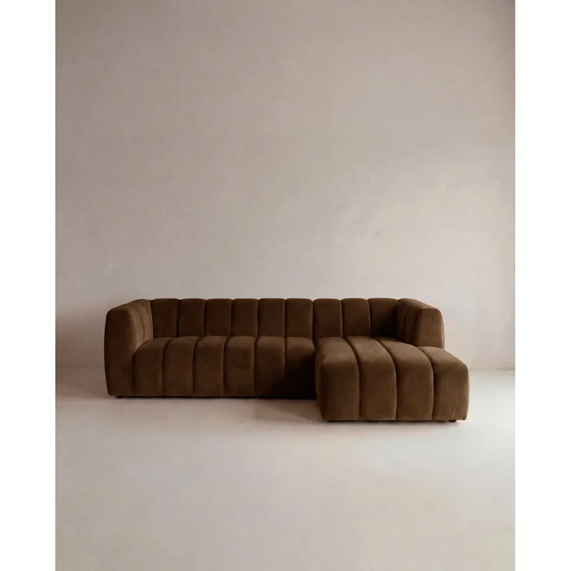 Sofá con chaise longue derecha de terciopelo en color marrón chocolate de 297cm - Inicio