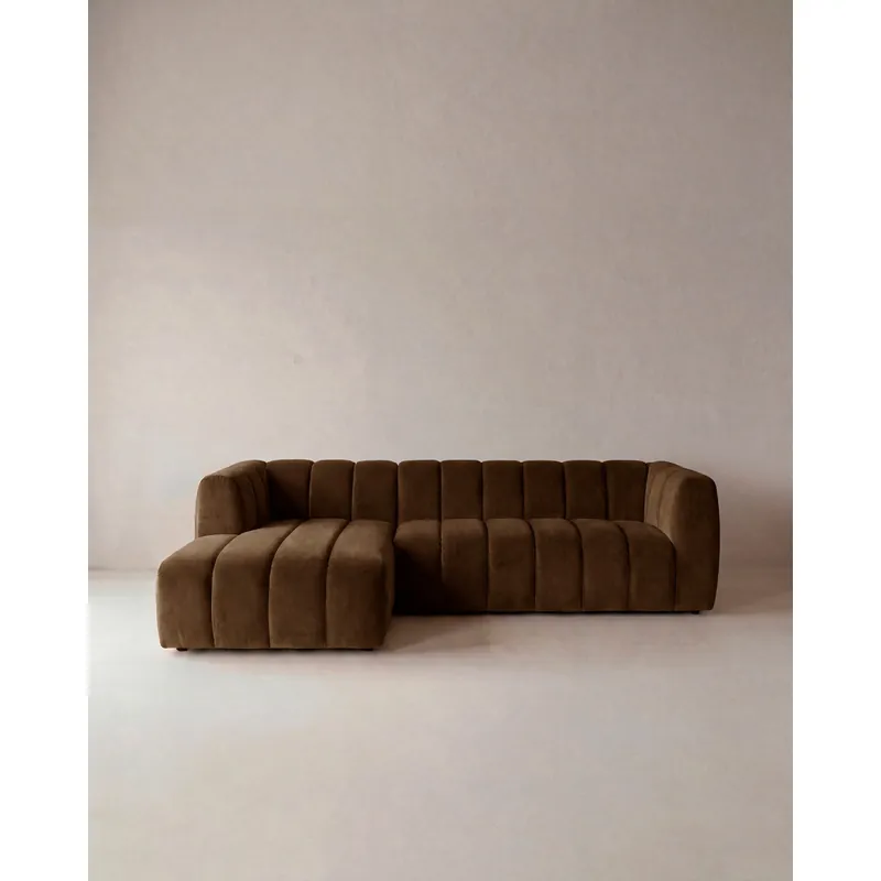 Sofá con chaise longue izquierdo de terciopelo en color marrón chocolate de 297cm - Inicio