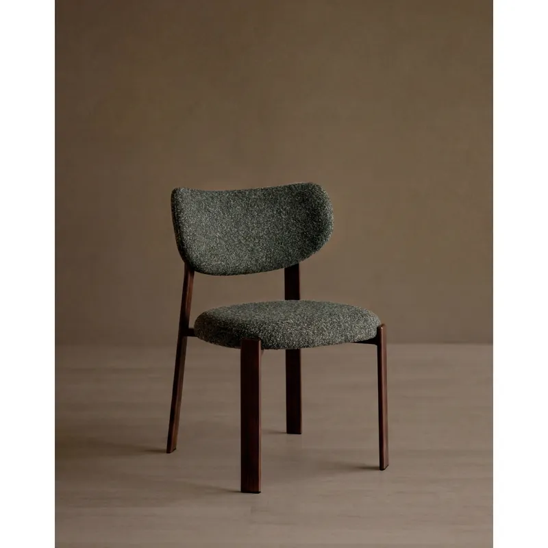 Silla tapizada de chenilla en verde y patas en avellana de 77x52cm - Inicio
