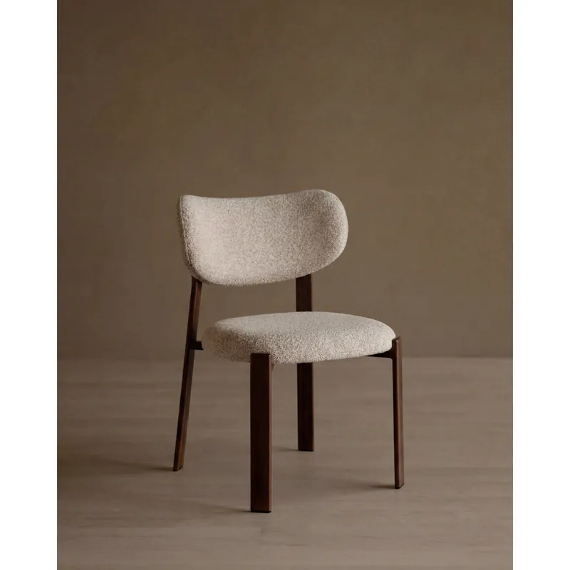 Silla tapizada de chenilla en beige y patas en avellana de 77x52cm - Inicio