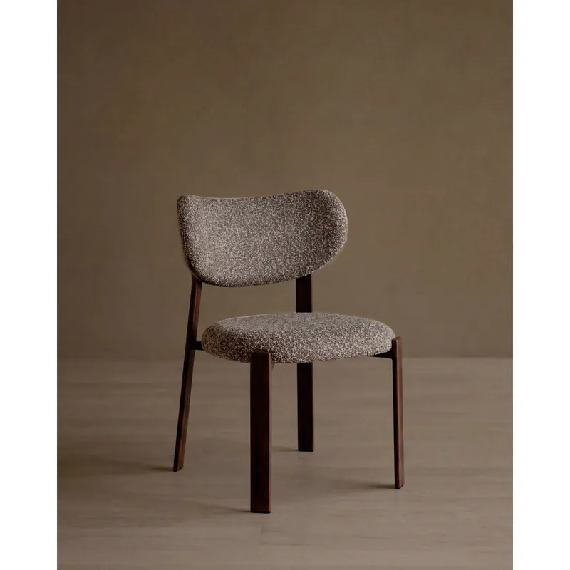 Silla tapizada de chenilla en marrón y patas en avellana de 77x52cm - Inicio