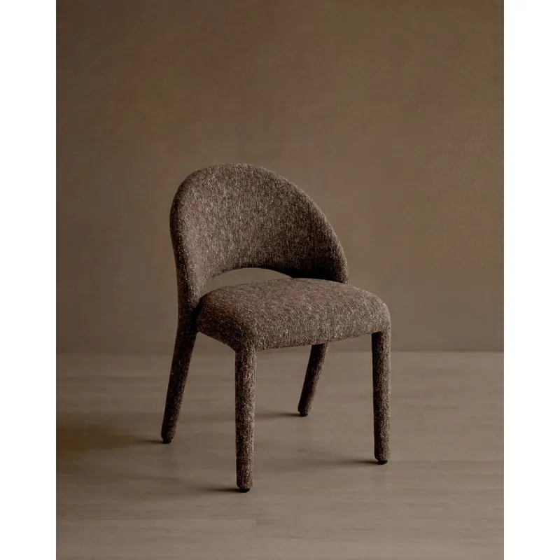 Silla tapizada de chenilla en color marrón de 82x54cm - Inicio