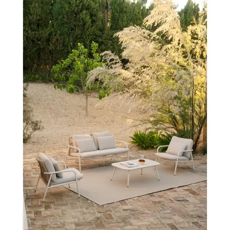 Set de sofá, mesa de centro y dos butacas de aluminio acabado blanco mate y cojines tapizados color beige - Inicio