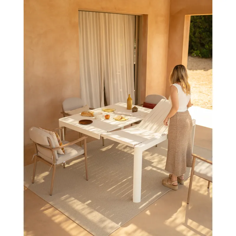 Mesa extensible de exterior de aluminio acabado color blanco mate de 98-150x150cm