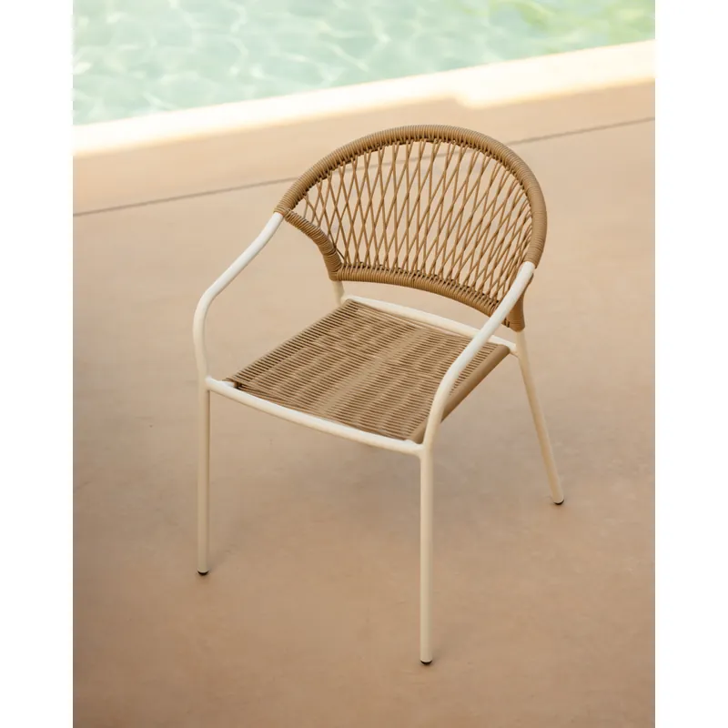 Silla de exterior con brazos de aluminio acabado blanco mate y ratán sintético de 80x56cm - Inicio