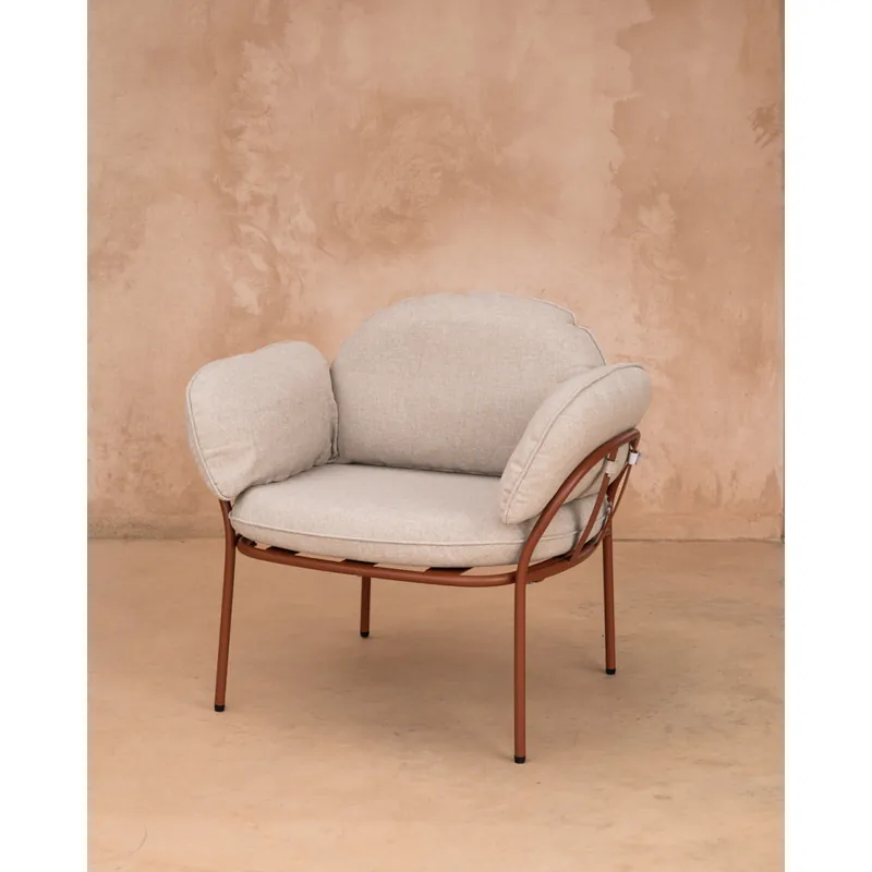 Butaca de exterior de acero acabado teja mate y cojines tapizados color beige 77x70,5cm - Inicio