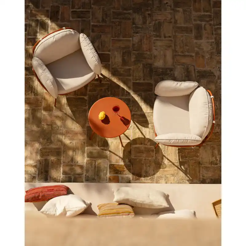 Set de mesa de centro exterior en acero teja mate y 2 butacas exterior de acero teja mate y cojines tapizados color beige - Inicio