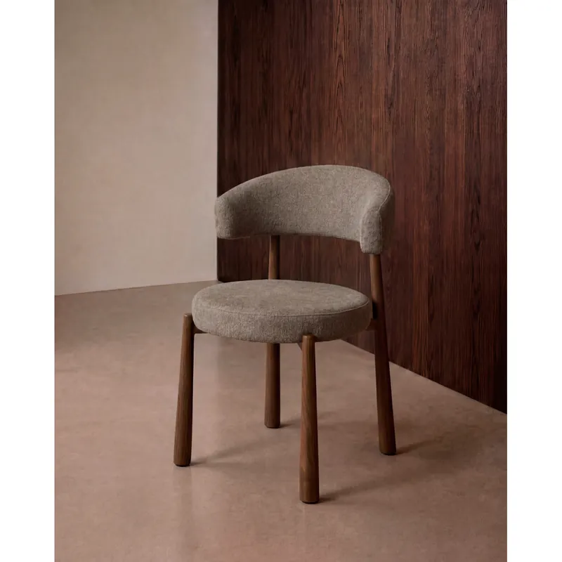 Silla tapizada en color gris y patas en avellana de 81x58cm - Sillas