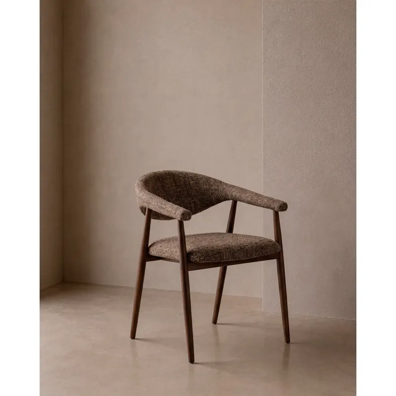 Silla tapizada en color marrón y patas en avellana de 76,5x56cm - Sillas